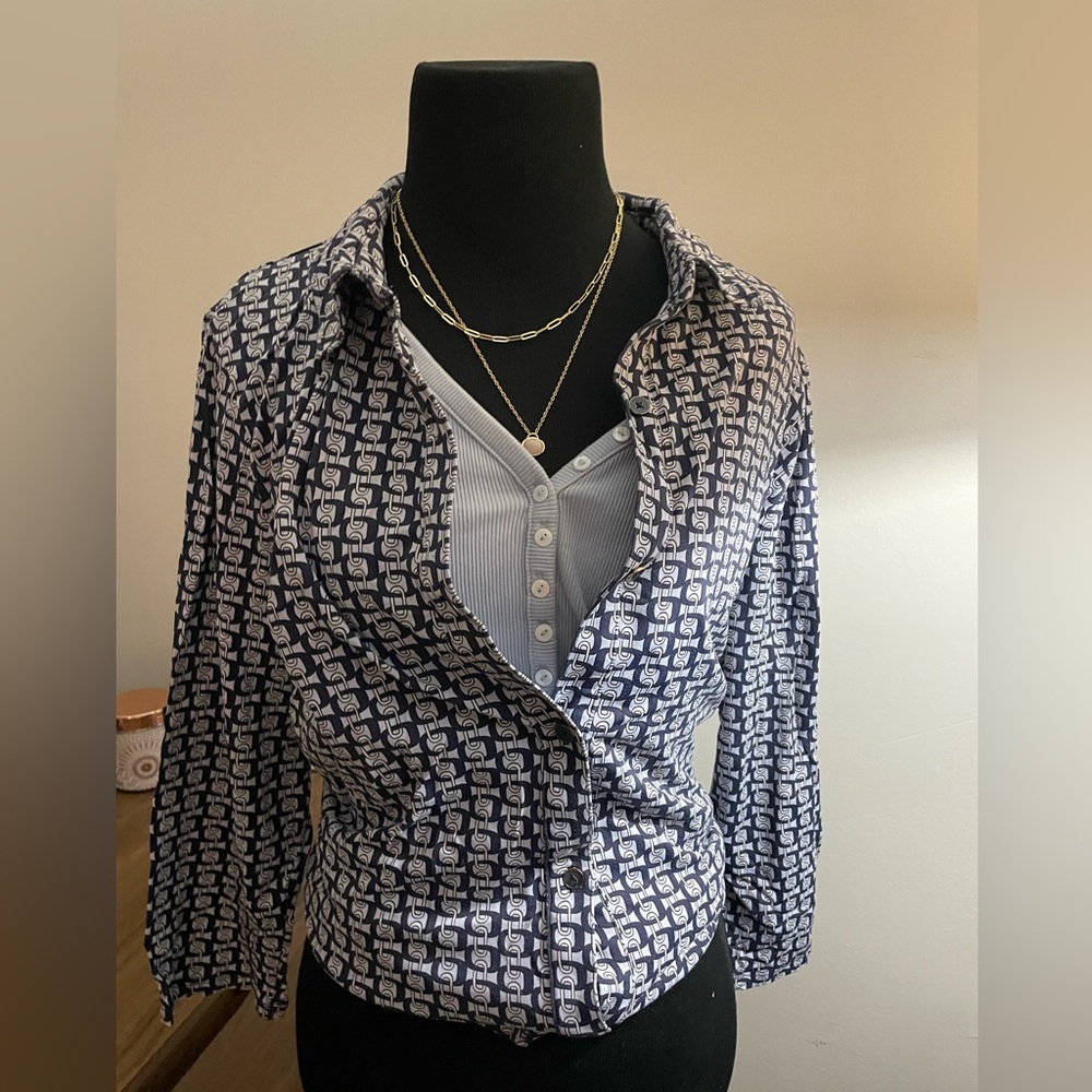 Great work blouse or weekend casual chain link button-up! - Picture 2 of 6